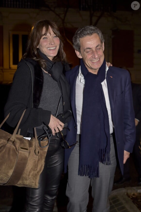 Carla Bruni quitte le Teatro Nuevo Apolo de Madrid et rentre à son hôtel avec son mari Nicolas Sarkozy, le 10 janvier 2018.