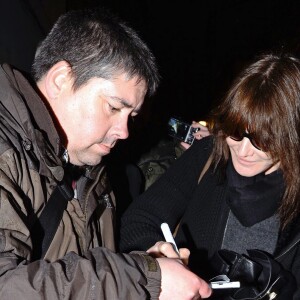 Carla Bruni salue ses fans, pose pour des selfies et signe des autographes avant d'entrer dans la salle de son concert à Madrid, le Teatro Nuevo Apolo, le janvier 2018.