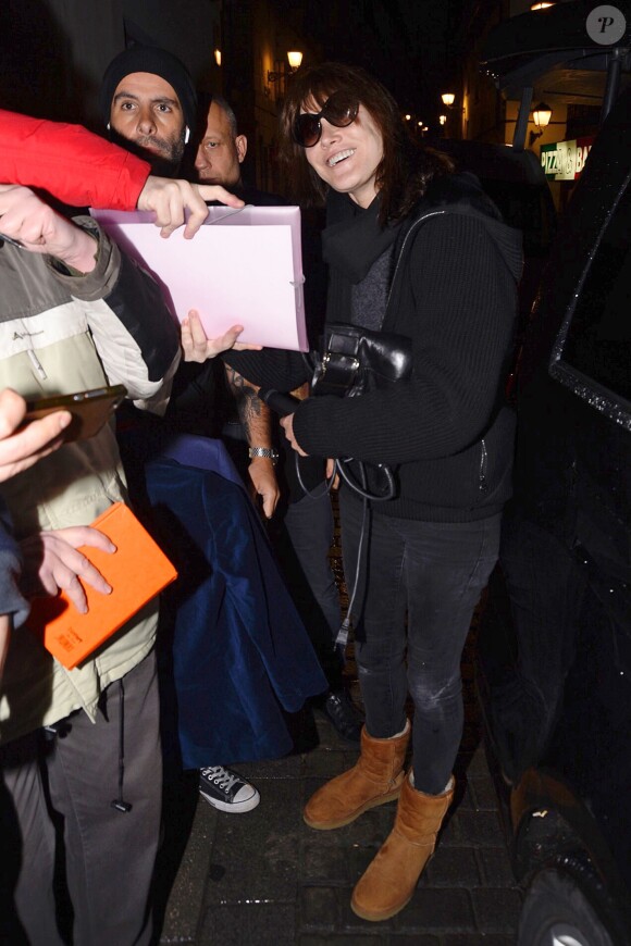 Carla Bruni salue ses fans, pose pour des selfies et signe des autographes avant d'entrer dans la salle de son concert à Madrid, le Teatro Nuevo Apolo, le janvier 2018.