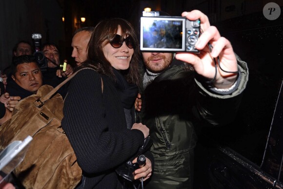 Carla Bruni salue ses fans, pose pour des selfies et signe des autographes avant d'entrer dans la salle de son concert à Madrid, le Teatro Nuevo Apolo, le janvier 2018.