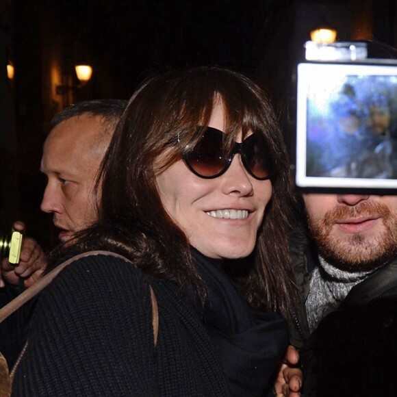 Carla Bruni salue ses fans, pose pour des selfies et signe des autographes avant d'entrer dans la salle de son concert à Madrid, le Teatro Nuevo Apolo, le janvier 2018.