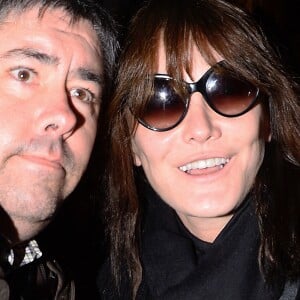 Carla Bruni salue ses fans, pose pour des selfies et signe des autographes avant d'entrer dans la salle de son concert à Madrid, le Teatro Nuevo Apolo, le janvier 2018.
