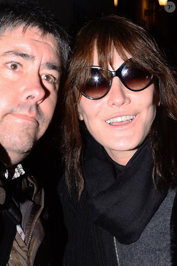 Carla Bruni salue ses fans, pose pour des selfies et signe des autographes avant d'entrer dans la salle de son concert à Madrid, le Teatro Nuevo Apolo, le janvier 2018.