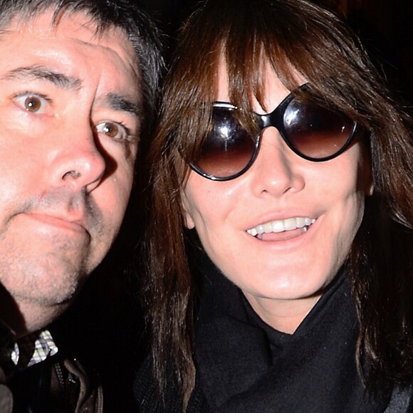 Carla Bruni salue ses fans, pose pour des selfies et signe des autographes avant d'entrer dans la salle de son concert à Madrid, le Teatro Nuevo Apolo, le janvier 2018.