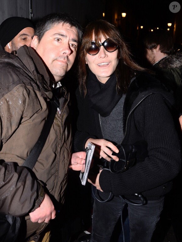 Carla Bruni salue ses fans, pose pour des selfies et signe des autographes avant d'entrer dans la salle de son concert à Madrid, le Teatro Nuevo Apolo, le janvier 2018.