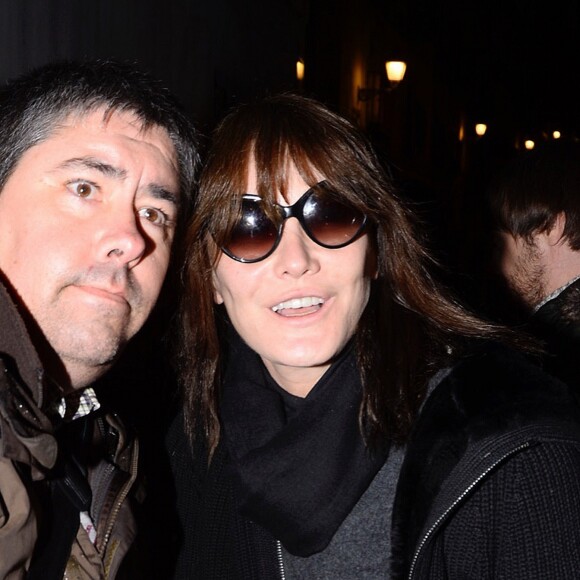 Carla Bruni salue ses fans, pose pour des selfies et signe des autographes avant d'entrer dans la salle de son concert à Madrid, le Teatro Nuevo Apolo, le janvier 2018.