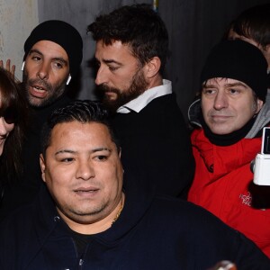 Carla Bruni salue ses fans, pose pour des selfies et signe des autographes avant d'entrer dans la salle de son concert à Madrid, le Teatro Nuevo Apolo, le janvier 2018.