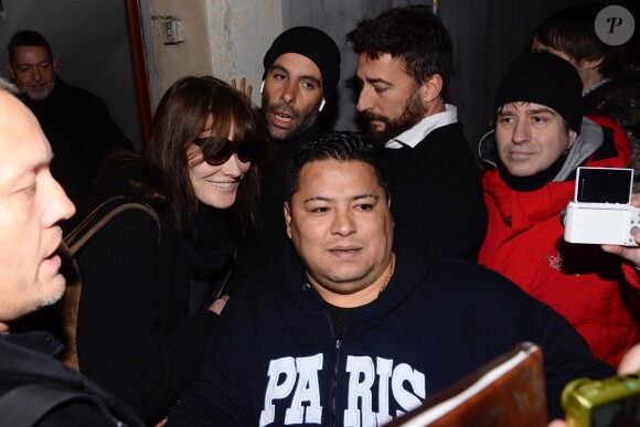 Carla Bruni salue ses fans, pose pour des selfies et signe des autographes avant d'entrer dans la salle de son concert à Madrid, le Teatro Nuevo Apolo, le janvier 2018.