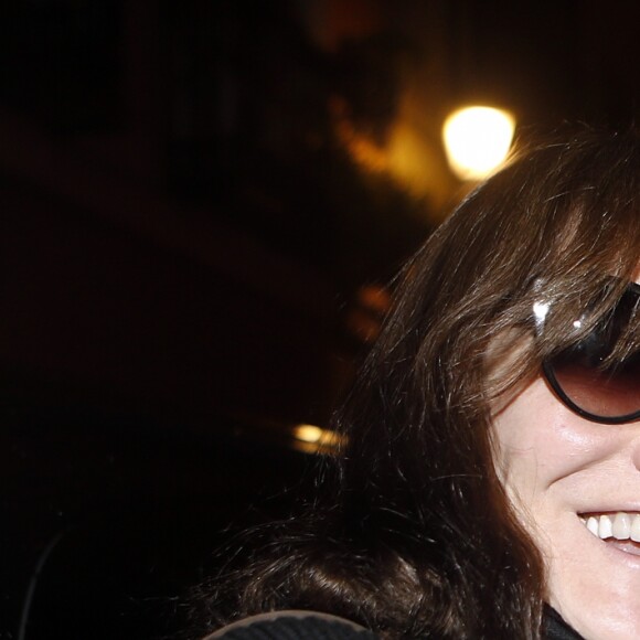 Carla Bruni salue ses fans, pose pour des selfies et signe des autographes avant d'entrer dans la salle de son concert à Madrid, le Teatro Nuevo Apolo, le janvier 2018.
