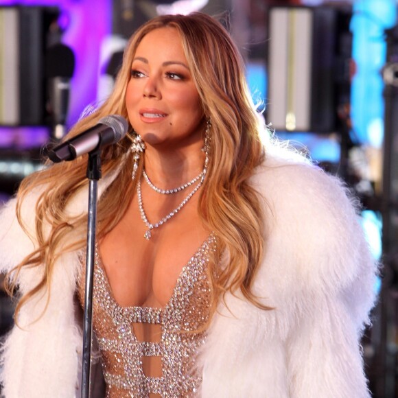 Mariah Carey chante à Times Square pour le Nouvel An à New York, le 31 décembre 2017.