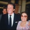 Alain Delon et sa mère Edith à l'avant-première du film Ne réveillez pas un flic qui dort en 1988
