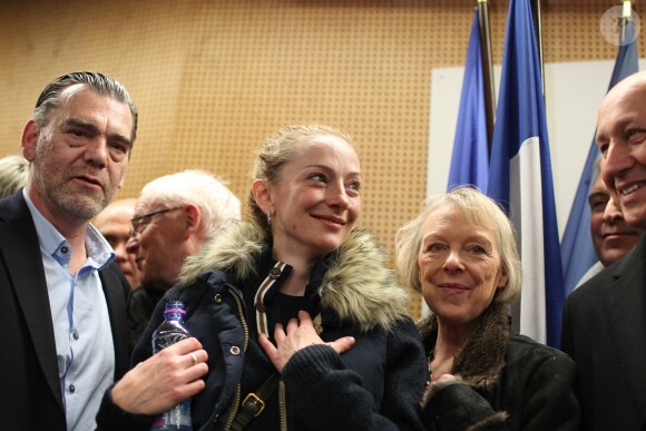 Florence Cassez a donné une conférence de presse à l'aéroport de Roissy, peu après son arrivée, entourée de ses parents Bernard et Charlotte, de son avocat Franck Berton et de Laurent Fabius. Paris, le 24 janvier 2013.