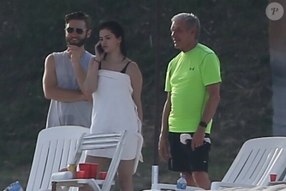 Exclusif  - Selena Gomez se relaxe avec des amis et sa famille sur une plage de Cabo San Lucas au Mexique, son compagnon Justin Bieber n'est pas présent. Le 29 decembre 2017.