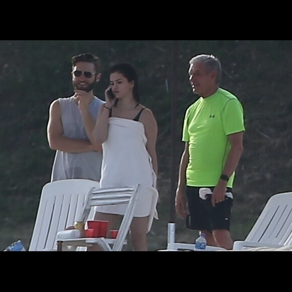Exclusif  - Selena Gomez se relaxe avec des amis et sa famille sur une plage de Cabo San Lucas au Mexique, son compagnon Justin Bieber n'est pas présent. Le 29 decembre 2017.