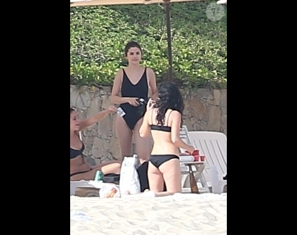 Exclusif  - Selena Gomez se relaxe avec des amis et sa famille sur une plage de Cabo San Lucas au Mexique, son compagnon Justin Bieber n'est pas présent. Le 29 decembre 2017.