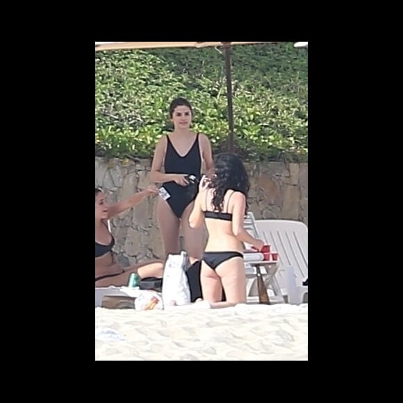 Exclusif  - Selena Gomez se relaxe avec des amis et sa famille sur une plage de Cabo San Lucas au Mexique, son compagnon Justin Bieber n'est pas présent. Le 29 decembre 2017.