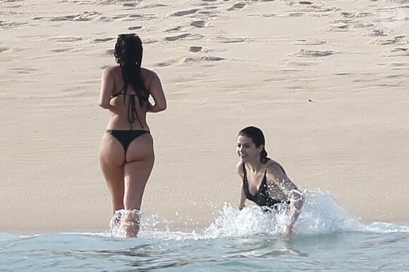 Exclusif  - Selena Gomez se relaxe avec des amis et sa famille sur une plage de Cabo San Lucas au Mexique, son compagnon Justin Bieber n'est pas présent. Le 29 decembre 2017.