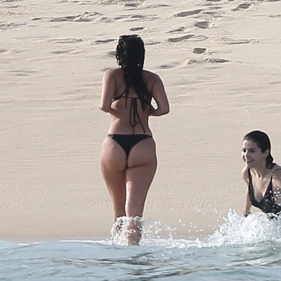 Exclusif  - Selena Gomez se relaxe avec des amis et sa famille sur une plage de Cabo San Lucas au Mexique, son compagnon Justin Bieber n'est pas présent. Le 29 decembre 2017.