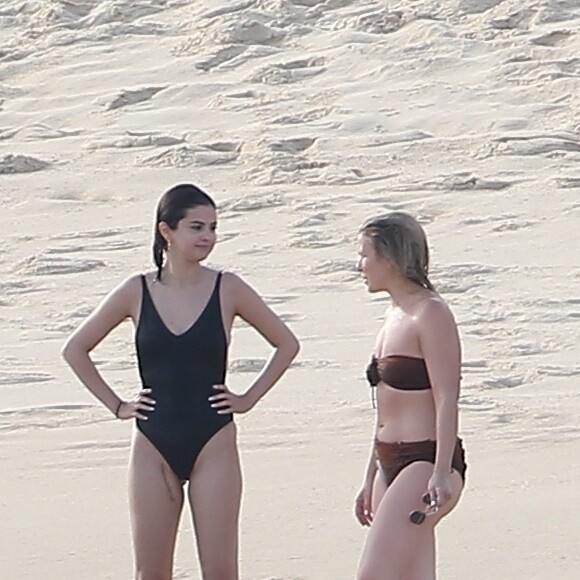Exclusif  - Selena Gomez se relaxe avec des amis et sa famille sur une plage de Cabo San Lucas au Mexique, son compagnon Justin Bieber n'est pas présent. Le 29 decembre 2017.