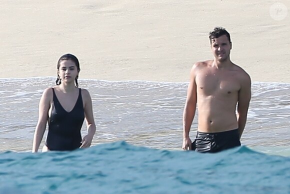 Exclusif  - Selena Gomez se relaxe avec des amis et sa famille sur une plage de Cabo San Lucas au Mexique, son compagnon Justin Bieber n'est pas présent. Le 29 decembre 2017.