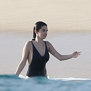 Exclusif  - Selena Gomez se relaxe avec des amis et sa famille sur une plage de Cabo San Lucas au Mexique, son compagnon Justin Bieber n'est pas présent. Le 29 decembre 2017.