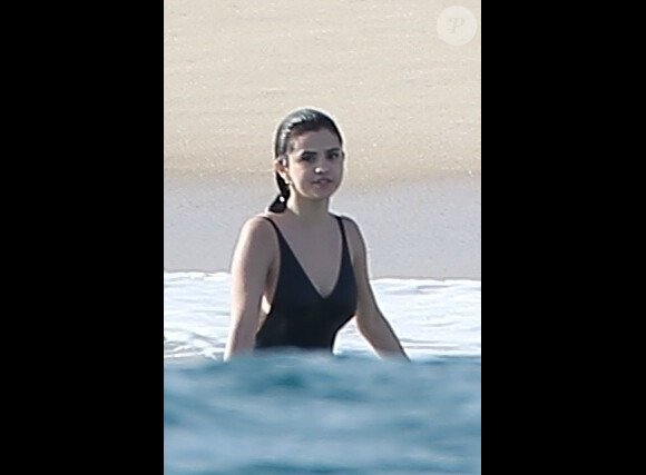 Exclusif  - Selena Gomez se relaxe avec des amis et sa famille sur une plage de Cabo San Lucas au Mexique, son compagnon Justin Bieber n'est pas présent. Le 29 decembre 2017.