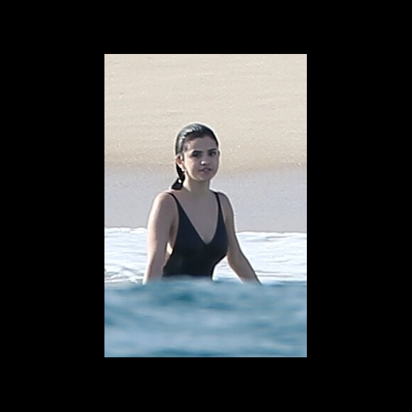 Exclusif  - Selena Gomez se relaxe avec des amis et sa famille sur une plage de Cabo San Lucas au Mexique, son compagnon Justin Bieber n'est pas présent. Le 29 decembre 2017.