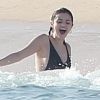 Exclusif  - Selena Gomez se relaxe avec des amis et sa famille sur une plage de Cabo San Lucas au Mexique, son compagnon Justin Bieber n'est pas présent. Le 29 decembre 2017.