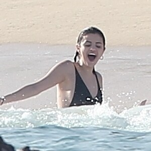 Exclusif  - Selena Gomez se relaxe avec des amis et sa famille sur une plage de Cabo San Lucas au Mexique, son compagnon Justin Bieber n'est pas présent. Le 29 decembre 2017.