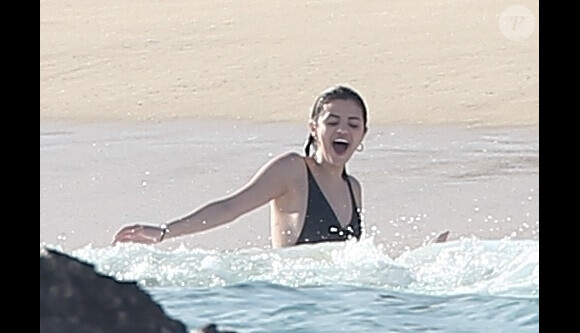 Exclusif  - Selena Gomez se relaxe avec des amis et sa famille sur une plage de Cabo San Lucas au Mexique, son compagnon Justin Bieber n'est pas présent. Le 29 decembre 2017.