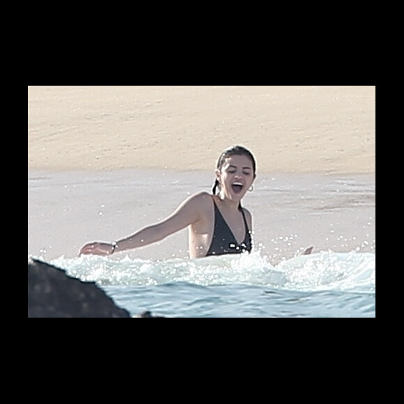 Exclusif  - Selena Gomez se relaxe avec des amis et sa famille sur une plage de Cabo San Lucas au Mexique, son compagnon Justin Bieber n'est pas présent. Le 29 decembre 2017.