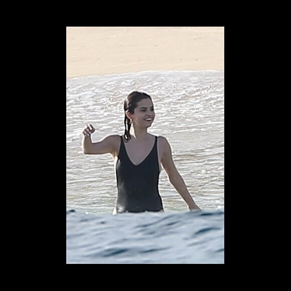 Exclusif  - Selena Gomez se relaxe avec des amis et sa famille sur une plage de Cabo San Lucas au Mexique, son compagnon Justin Bieber n'est pas présent. Le 29 decembre 2017.