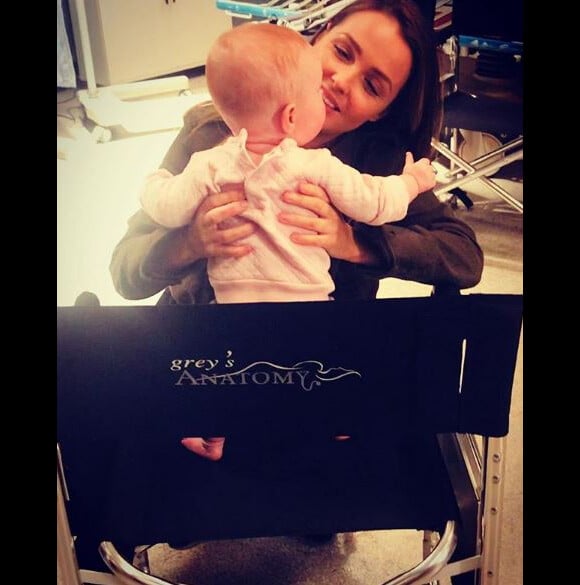 Camilla Luddington avec sa fille Hayden sur le tournage de Grey's Anatomy le 6 novembre 2017.