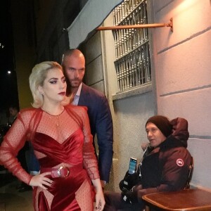 Lady Gaga, montée sur des talons gigantesques, arrive au restaurant "Da Giacomo" à Milan, le 17 janvier 2018. 