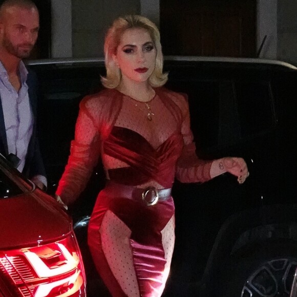 Lady Gaga, montée sur des talons gigantesques, arrive au restaurant "Da Giacomo" à Milan, le 17 janvier 2018. 