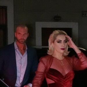 Lady Gaga, montée sur des talons gigantesques, arrive au restaurant "Da Giacomo" à Milan, le 17 janvier 2018. 