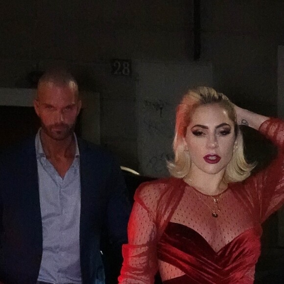 Lady Gaga, montée sur des talons gigantesques, arrive au restaurant "Da Giacomo" à Milan, le 17 janvier 2018. 