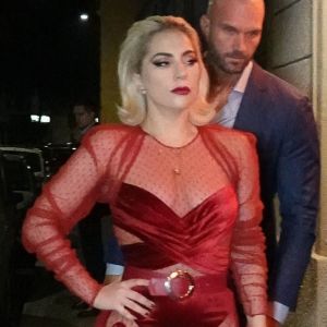 Lady Gaga, montée sur des talons gigantesques, arrive au restaurant "Da Giacomo" à Milan, le 17 janvier 2018. 