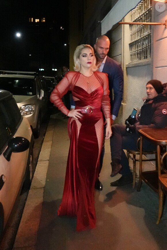 Lady Gaga, montée sur des talons gigantesques, arrive au restaurant "Da Giacomo" à Milan, le 17 janvier 2018. 