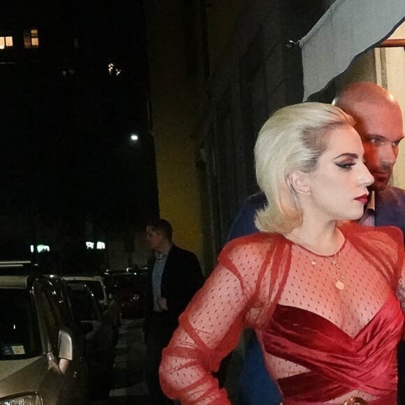 Lady Gaga, montée sur des talons gigantesques, arrive au restaurant "Da Giacomo" à Milan, le 17 janvier 2018. 