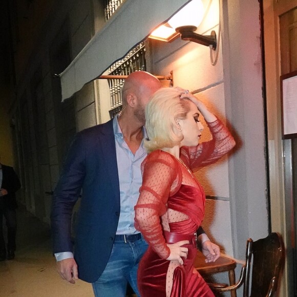 Lady Gaga, montée sur des talons gigantesques, arrive au restaurant "Da Giacomo" à Milan, le 17 janvier 2018. 