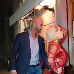 Lady Gaga, montée sur des talons gigantesques, arrive au restaurant "Da Giacomo" à Milan, le 17 janvier 2018. 