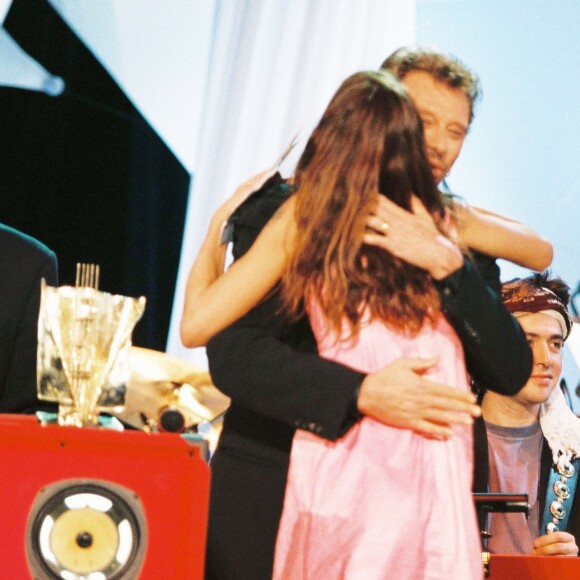 Zazie reçoit une Victoire de la musique des mains de Johnny Hallyday à Paris, le 20 février 1998.