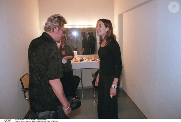 Johnny Hallyday et Zazie dans les coulisses d'une émission de télévision à Paris, le 26 mai 1999.
