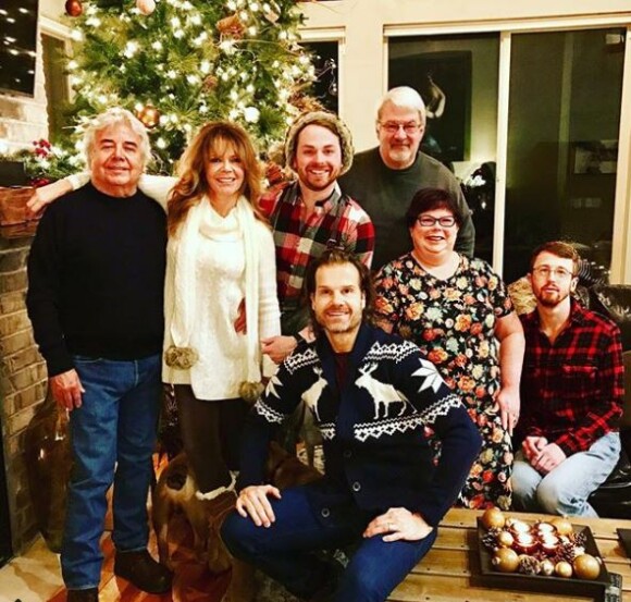 Mary-Margaret Humes pose avec sa famille (son mari est à gauche) pour Noël. Insatgram, décembre 2017