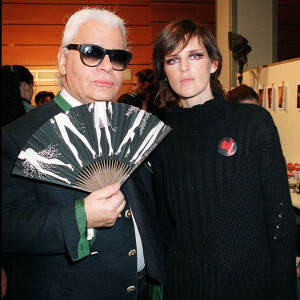 Karl Lagerfled et Stella Tennant à Paris, en octobre 1999.