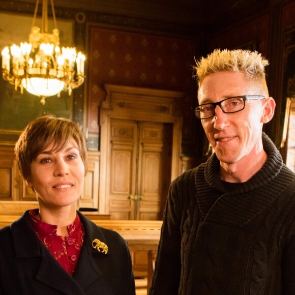 Exclusif - Prix spécial - No Web - Mathilde Seigner (dans le rôle de Jacqueline Dils) et Patrick Dils - Patrick Dils est venu assister au tournage du téléfilm "Je voulais juste rentrer chez moi" réalisé par Y. Rénier et retraçant l'affaire dans laquelle il à été comdamné à Paris le 21 décembre 2016. P. Dils avait été inculpé le 30 avril 1987 pour le meurtre de deux enfants à Montigny-Lès-Metz et condamné à la prison à perpétuité. Il a été acquitté et donc libéré le 24 avril 2002 après 15 ans de prison. Le téléfilm retrace l'erreur judiciaire dont il a été victime. M. Seigner y joue le rôle de la mère de P. Dils qui a beaucoup oeuvré pour la révision du procès de son fils. © Philippe Leroux / Bestimage 21/12/2016 - Paris