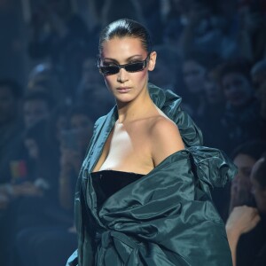 Bella Hadid au défilé Alexandre Vauthier Haute Couture lors de la Fashion Week de Paris le 23 janvier 2018