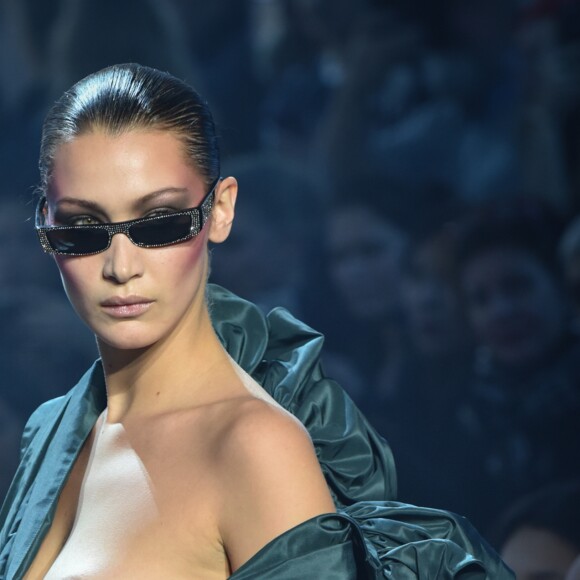 Bella Hadid au défilé Alexandre Vauthier Haute Couture lors de la Fashion Week de Paris le 23 janvier 2018