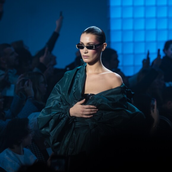 Bella Hadid au défilé Alexandre Vauthier Haute Couture lors de la Fashion Week de Paris le 23 janvier 2018